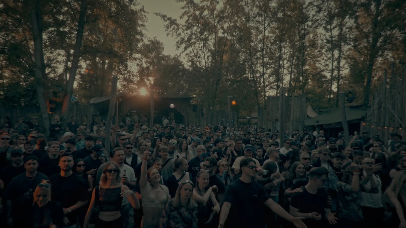 Großes Publikum vor der Westhafen Main Stage